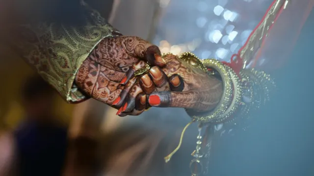viral-video-bride-brothers-beat-groom-for-behaving-rudely-with-their-sister-on-stage-internet-satisfied